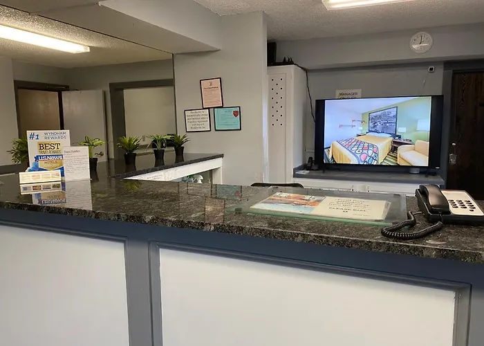 Super 8 By Wyndham Bloomington