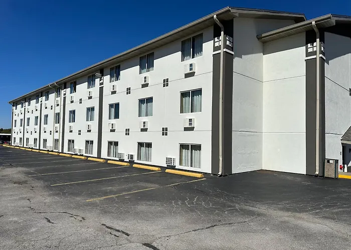 Super 8 By Wyndham Bloomington