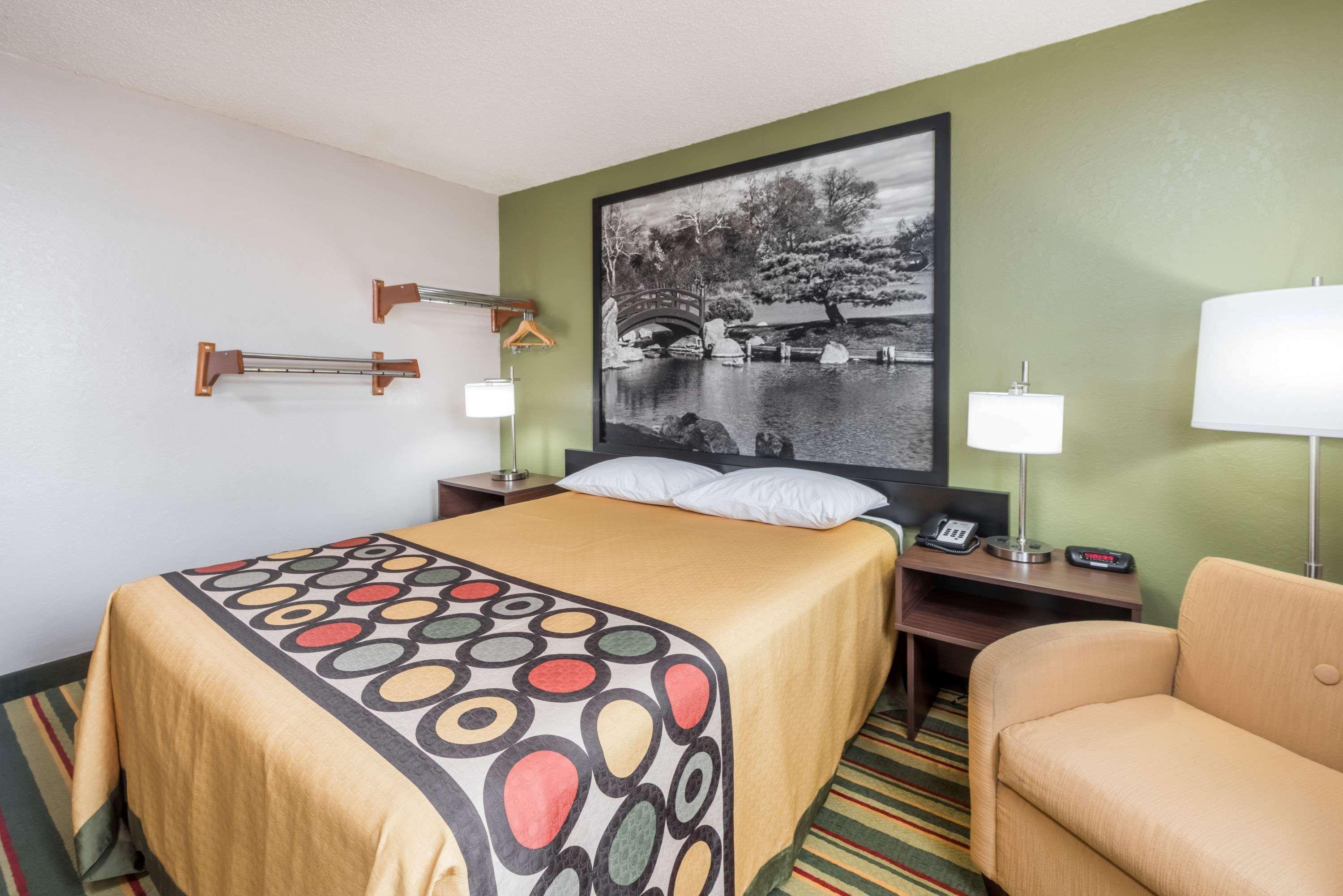 Super 8 By Wyndham Hotel Bloomington