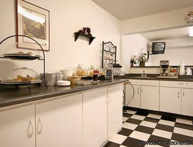 Super 8 By Wyndham Bloomington